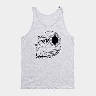 funny kitten watching total solar eclipse april 8 2024 Tank Top